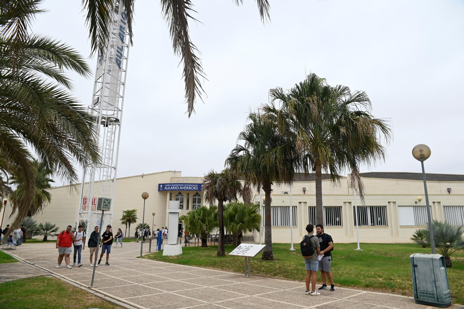 Alumnos de la Universidad de Córdoba en el Campus de Rabanales.