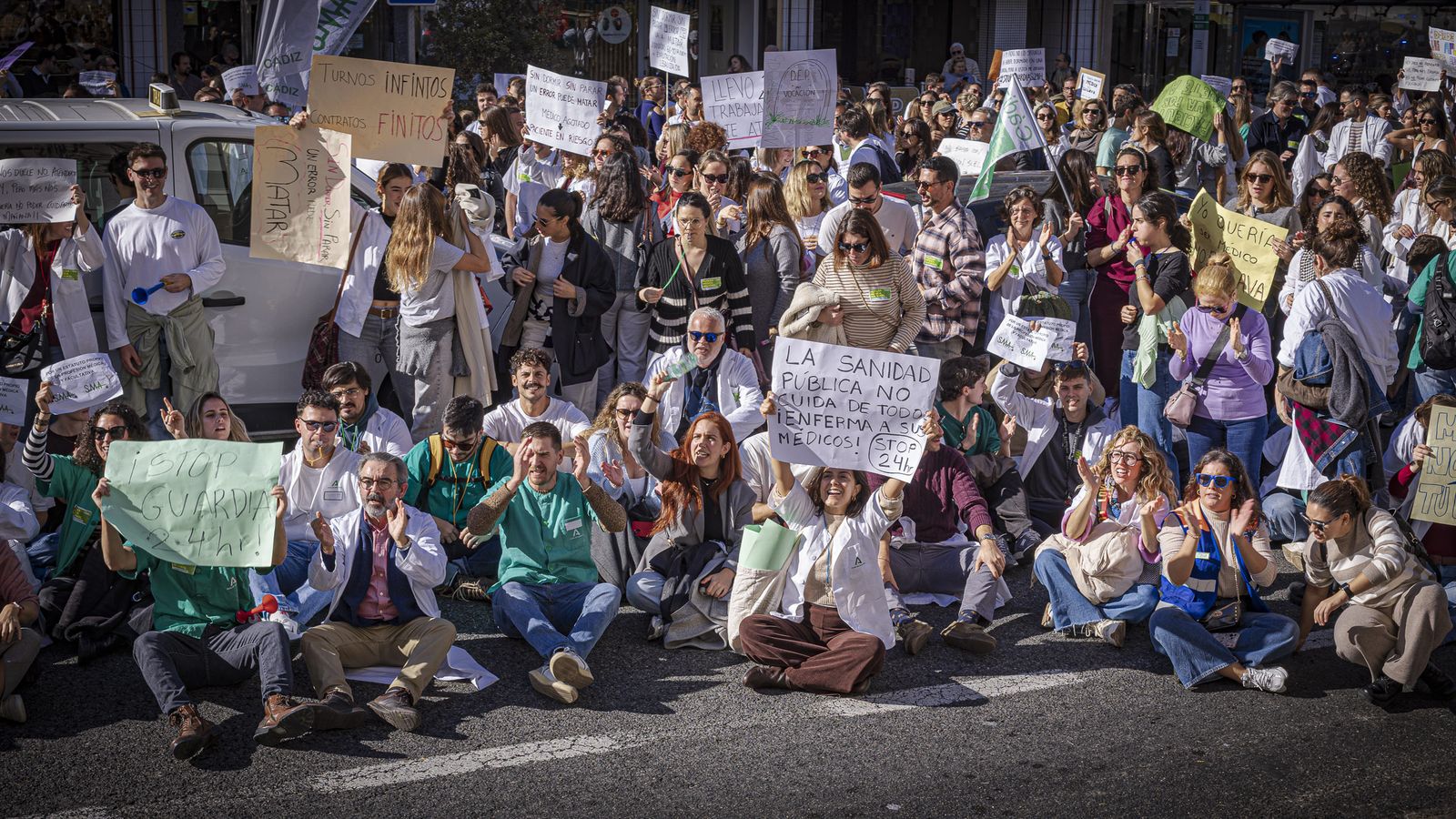 Las imágenes de la manifestación de médicos durante su tercer día de huelga en Cádiz