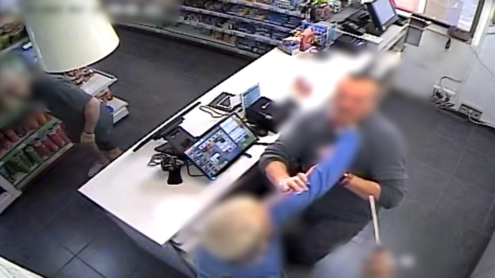 Imagen de la grabación de una cámara de seguridad que capturó uno de los atracos.
