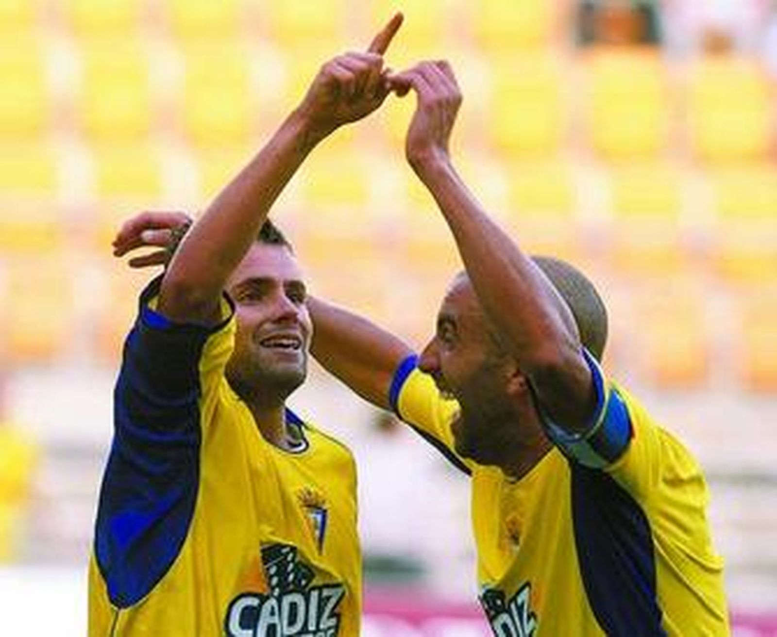 Cristian celebra con Raúl López el gol que le marcó al Ceuta en el Carranza.