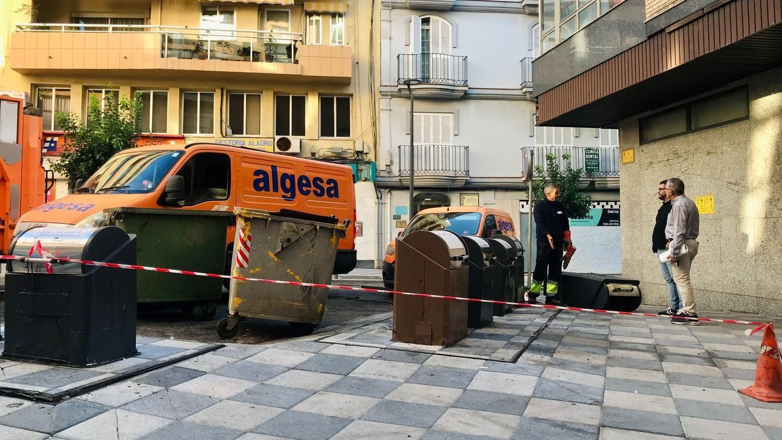 Gabinete de crisis y precintos junto al contenedor caído en la calle Radio Algeciras.