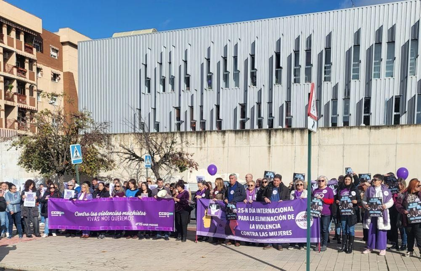 Imagen de la movilización celebrada este martes en la sede de los sindicatos en Granada