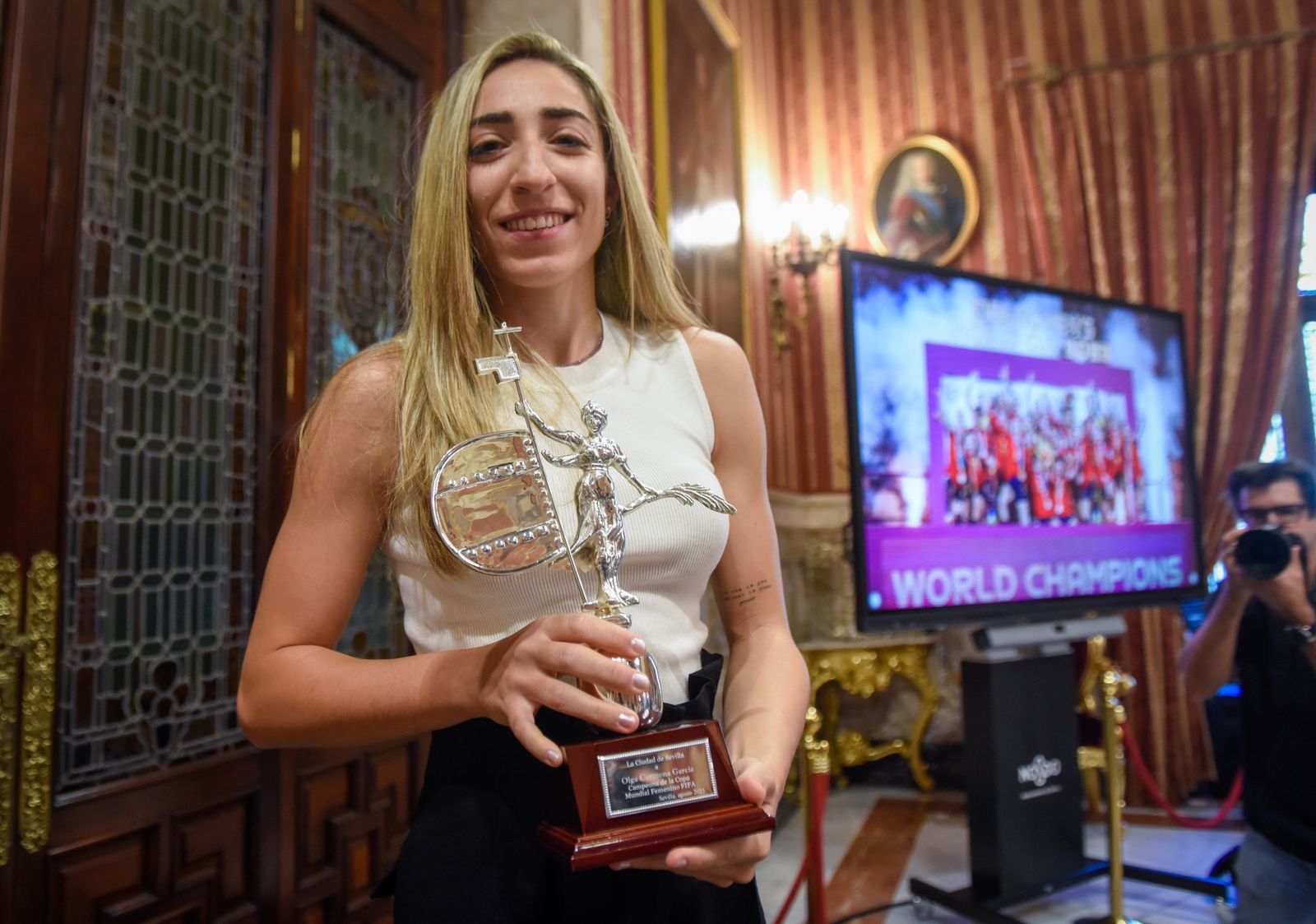 El alcalde recibe a Olga Carmona