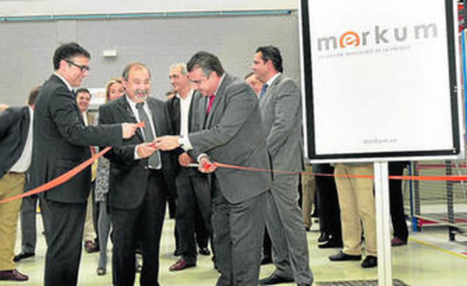 Ramón Hermo y Juan Figueiredo, cortando la cinta inaugural junto a Enrique Moresco.