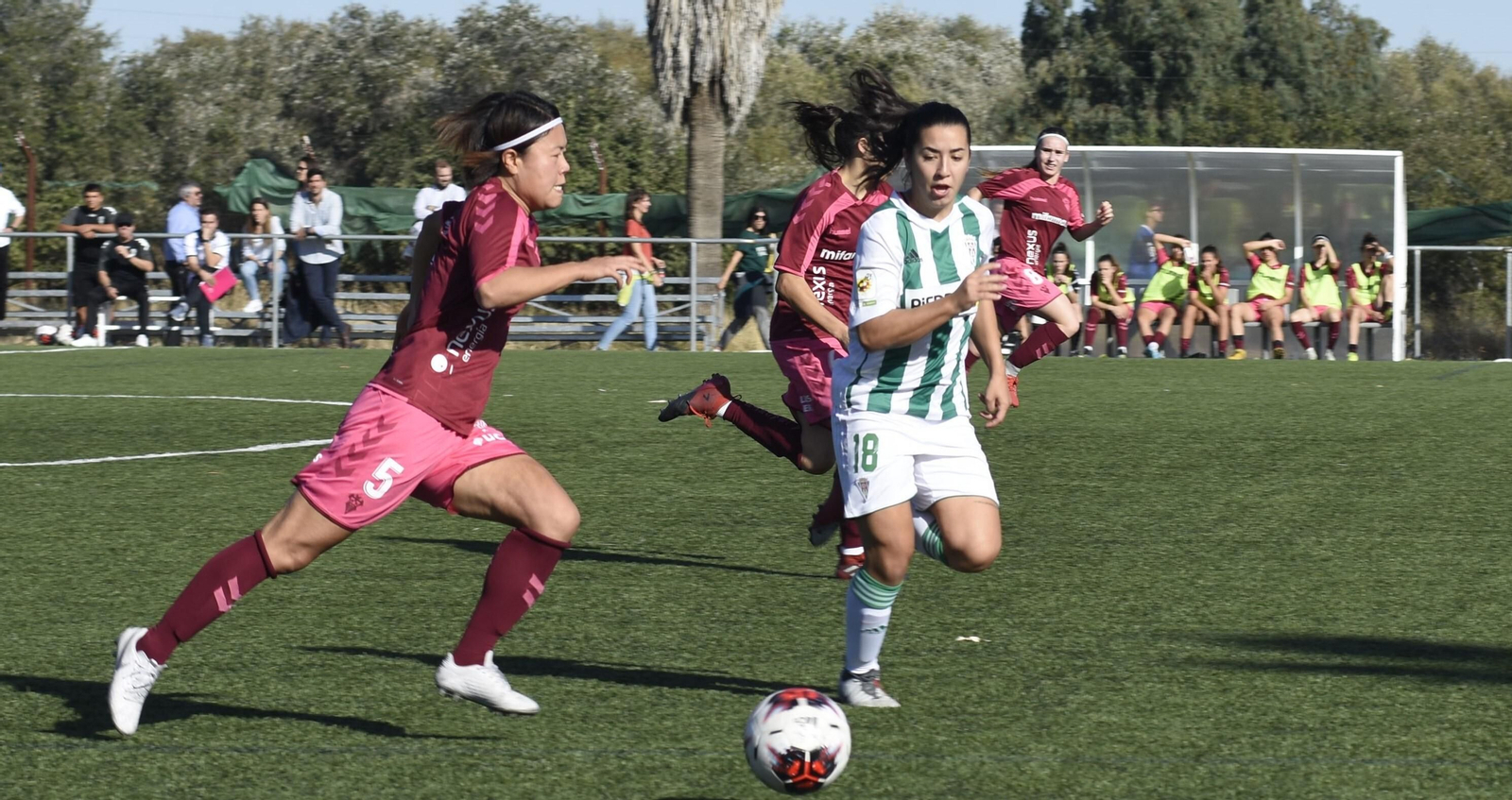 La blanquiverde Sofía Melchor intenta robar el balón a una jugadora del Fundación Albacete.
