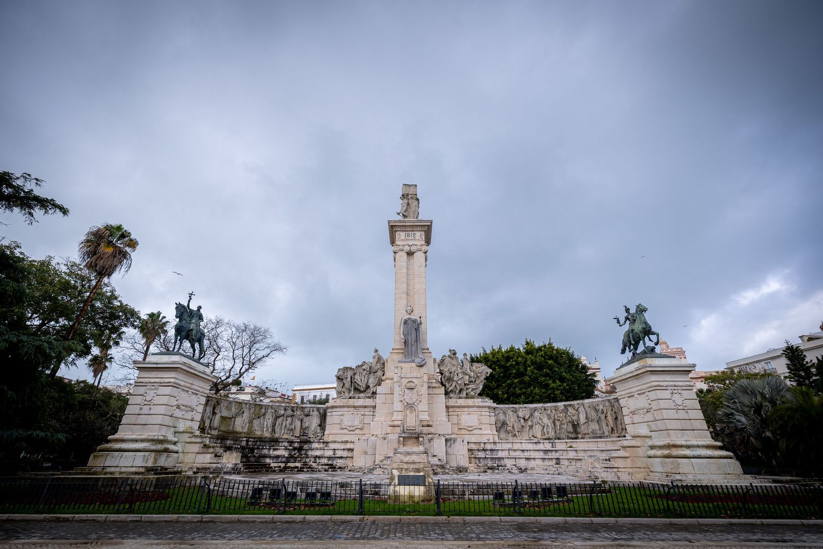 Las imágenes del mal estado de la Plaza de España en Cádiz