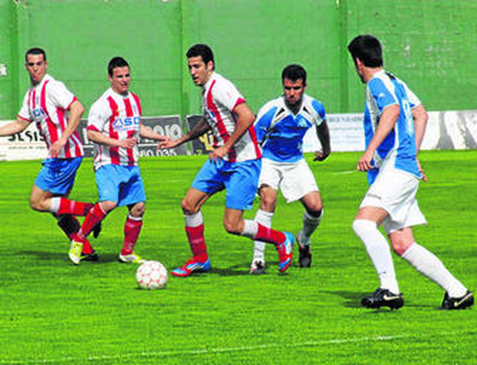 El jugador del Baza Fernando supera al zujaireño Pedro en el duelo de ayer.