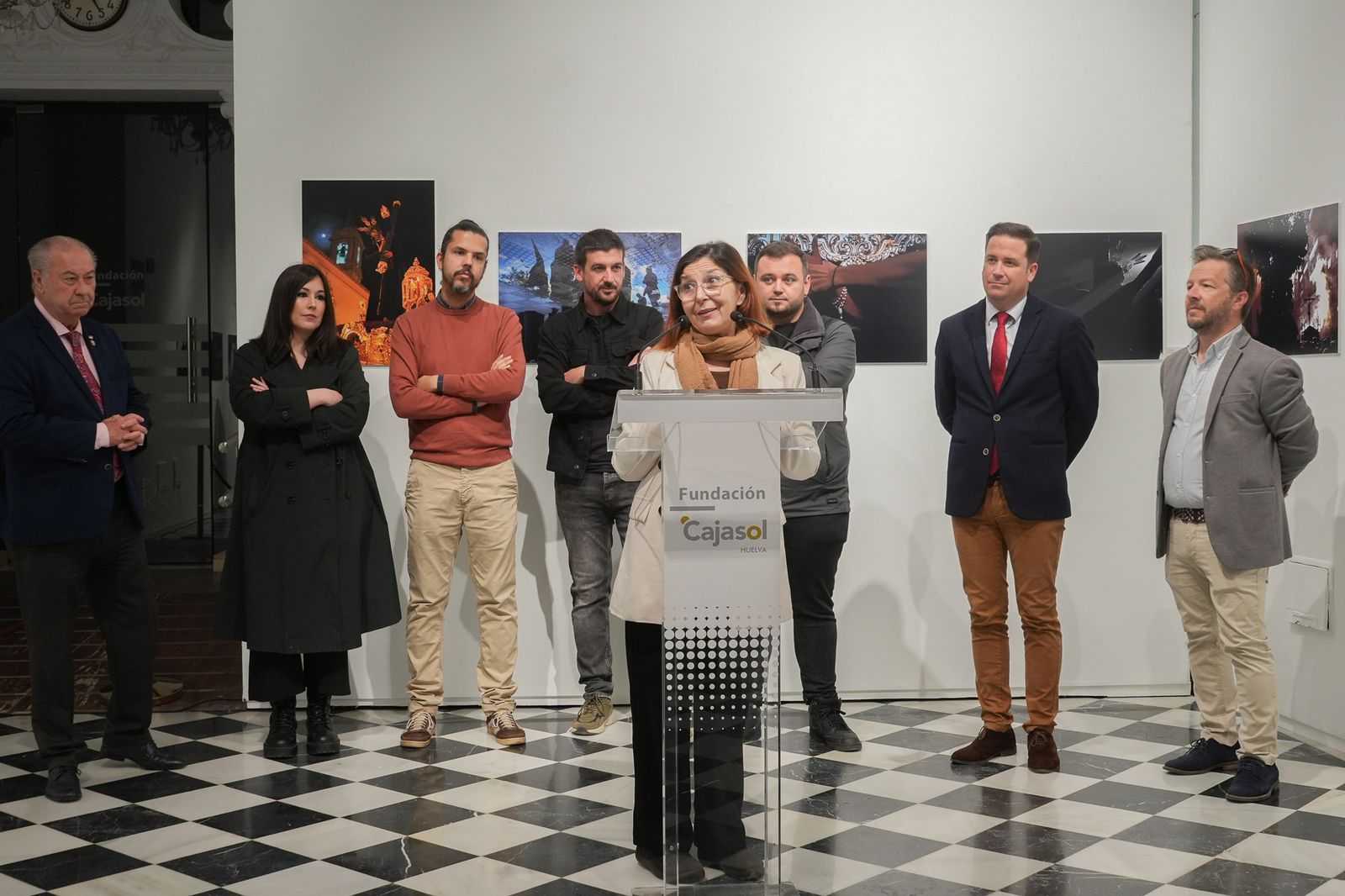 Imágenes de la inauguración de exposición fotográfica 'Luz de Cuaresma', en la Sala El Comercial de la Fundación Cajasol
