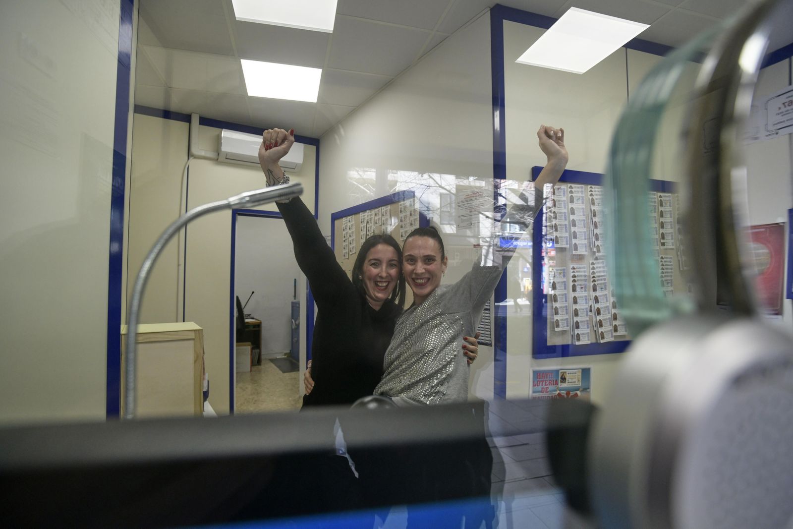 La celebración del Cuarto premio de la Lotería de Navidad en la Gran Vía de Granada, en imágenes