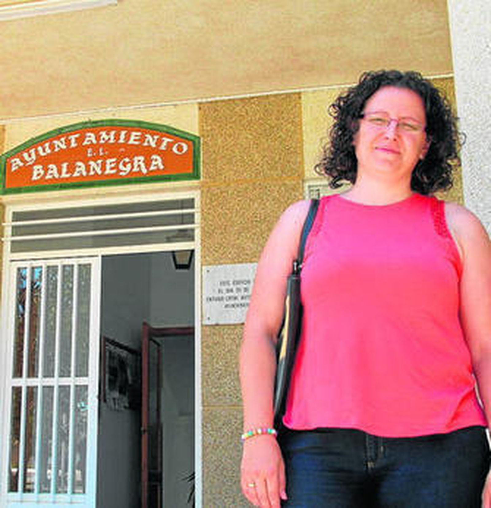 Nuria Rodríguez, en la puerta del Ayuntamiento de Balanegra.