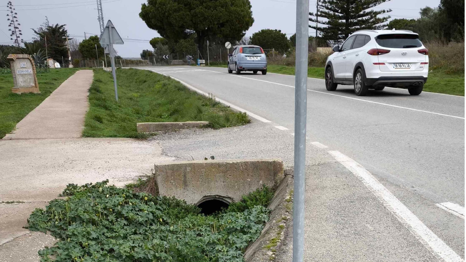 Cuneta y tubo repletos de maleza en esta vía. Cuneta y tubo repletos de maleza en esta vía.