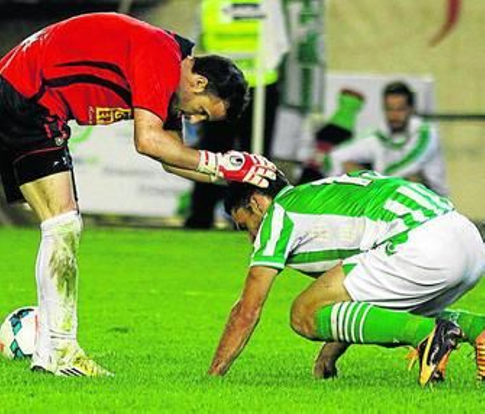 El portero del Elche, Manu Herrera, consuela al delantero del Betis Jorge Molina.