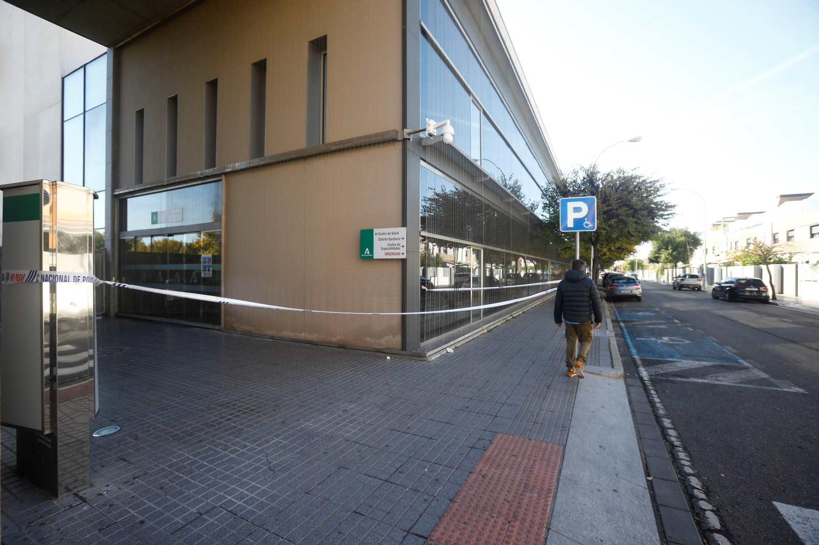 Cordón policial en la puerta del centro sanitario Carlos Castilla del Pino tras el incendio.