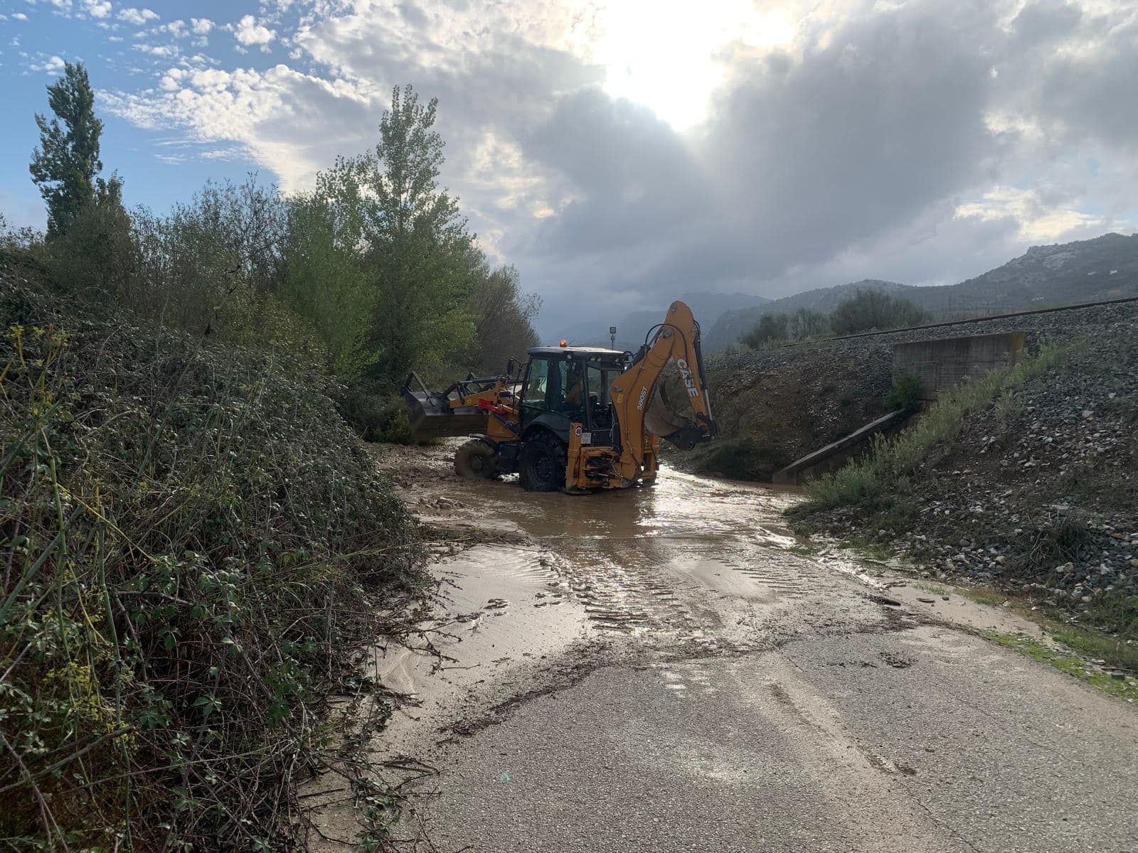 Excavadoras trabajando en los caminos dañados.