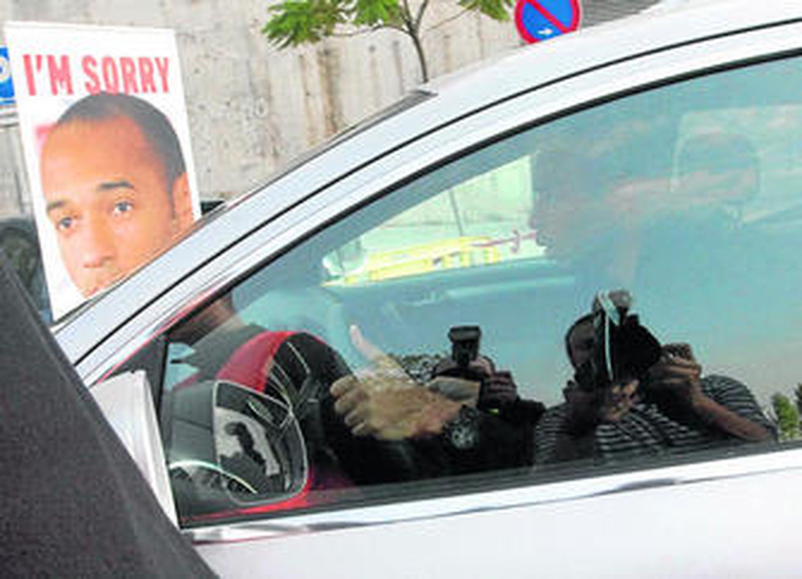 Henry sale con su automóvil del entrenamiento que el Barcelona realizó ayer.