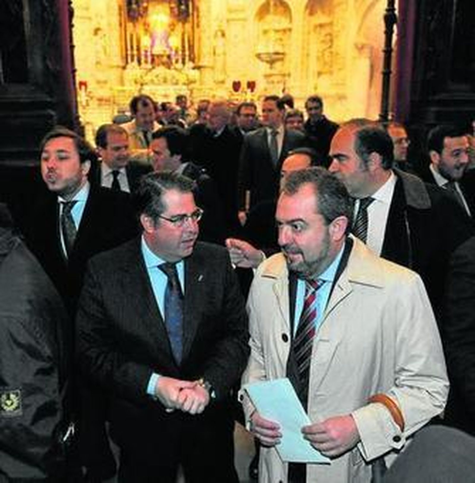 El delegado de Fiestas sale del cabildo junto a los hermanos mayores.
