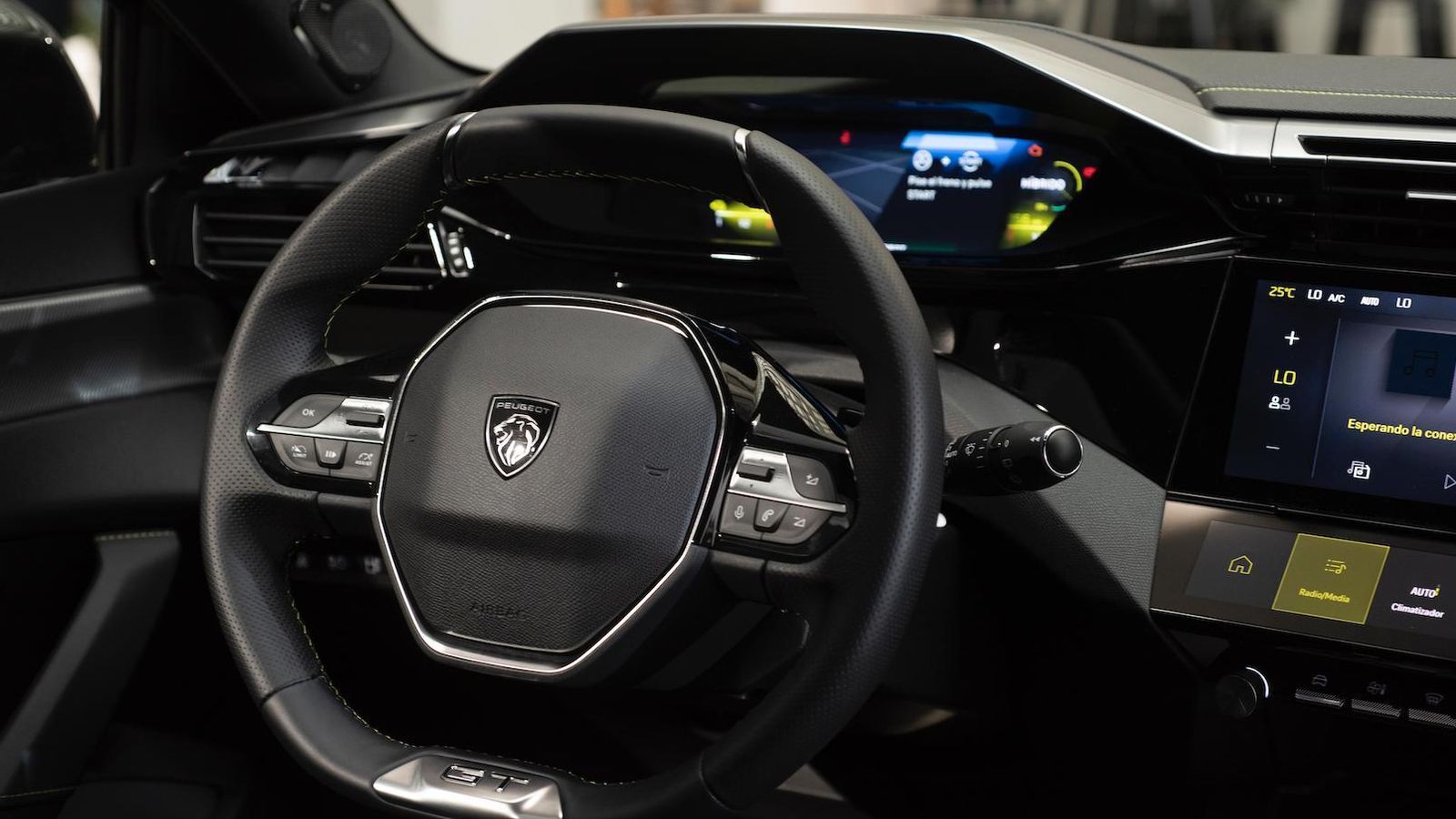 Cambios abundantes en el i-Cockpit, el puesto de conducción de Peugeot que se caracteriza por la instrumentación por encima del volante.