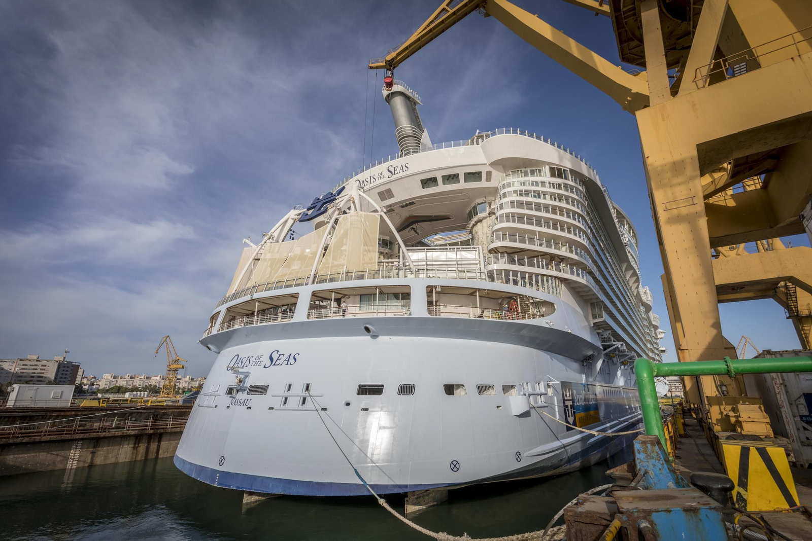 Vista de la popa del buque tras ser reparados los daños causados por la caída de dos grúas en Bahamas.