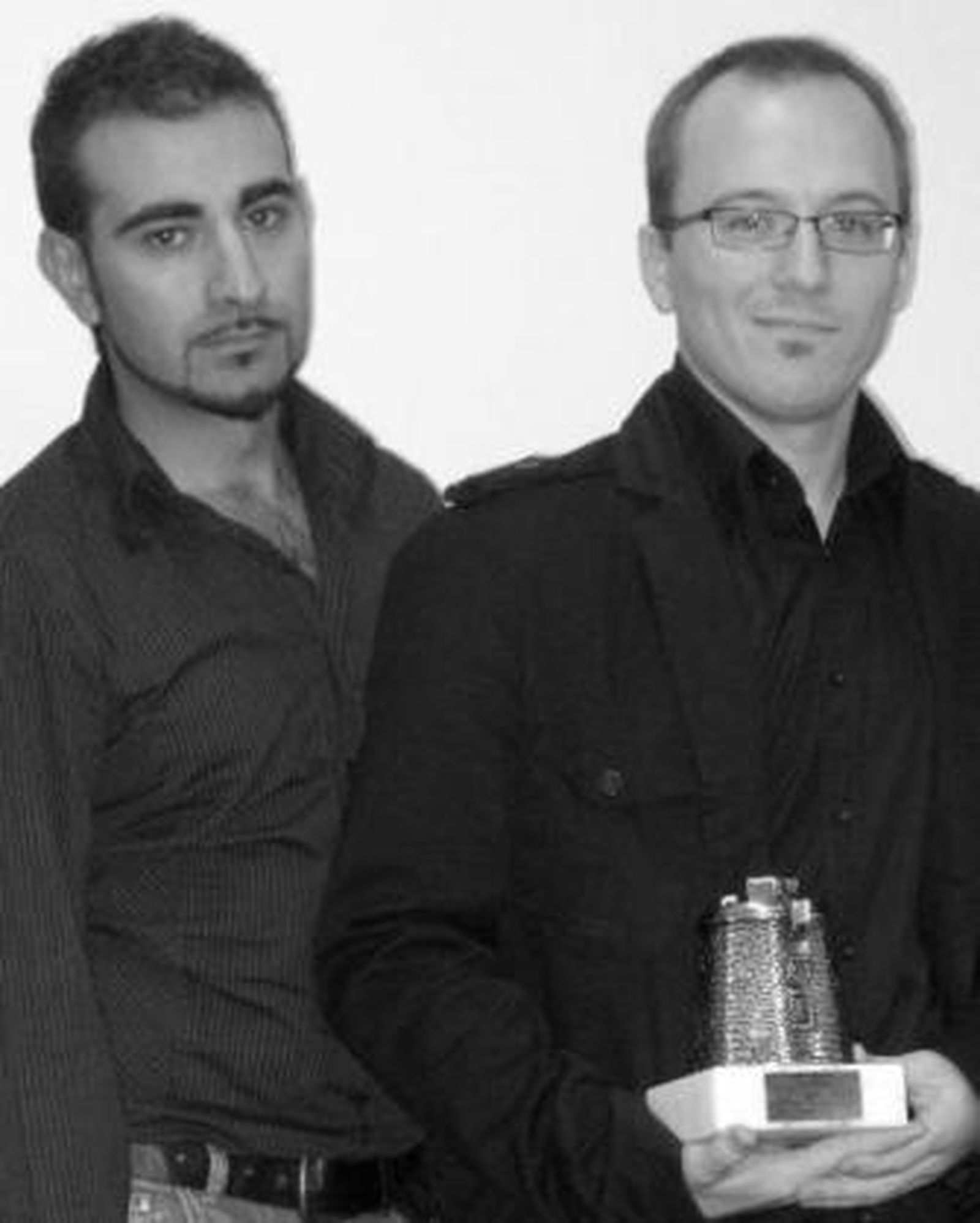 Los directores del corto ganador con la Almenara de Oro.