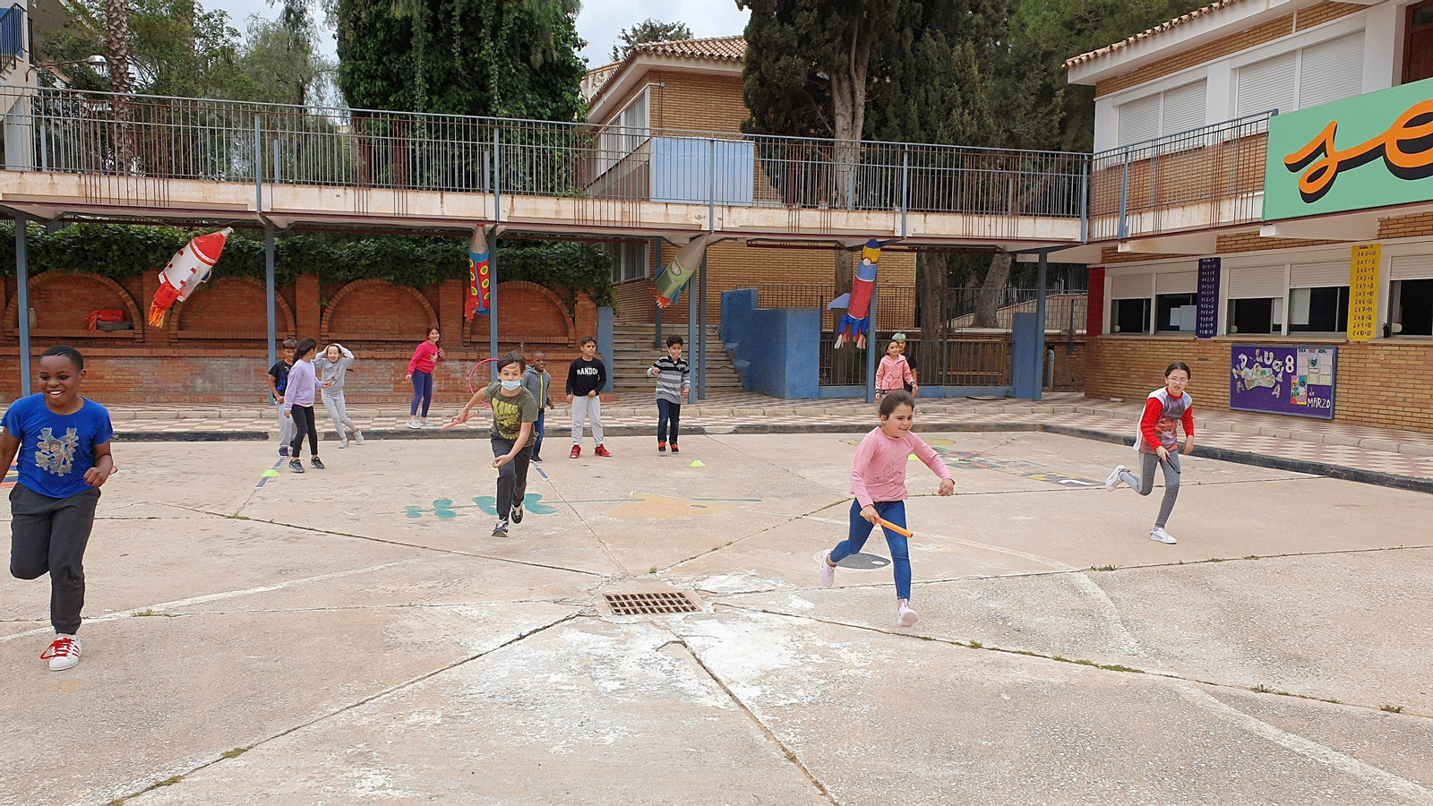 Alumnos del colegio Severo Ochoa practicando ejercicio en el recreo.
