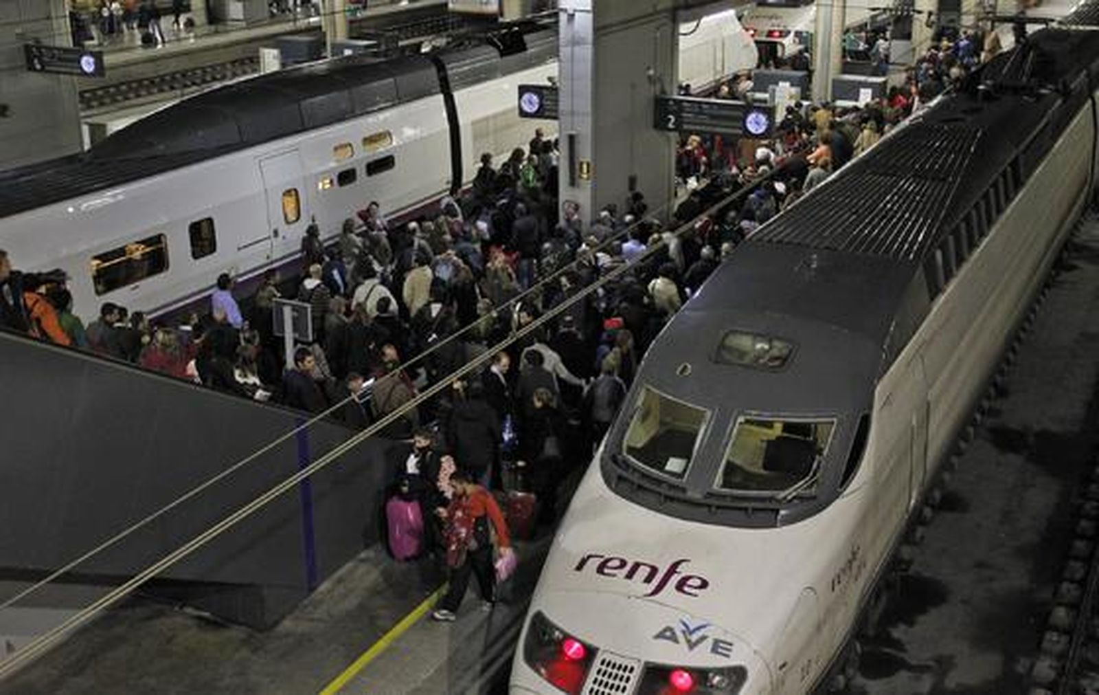 El corte del AVE (durante tres horas) afectó a unos 5.200 pasajeros.

Foto: Antonio Pizarro