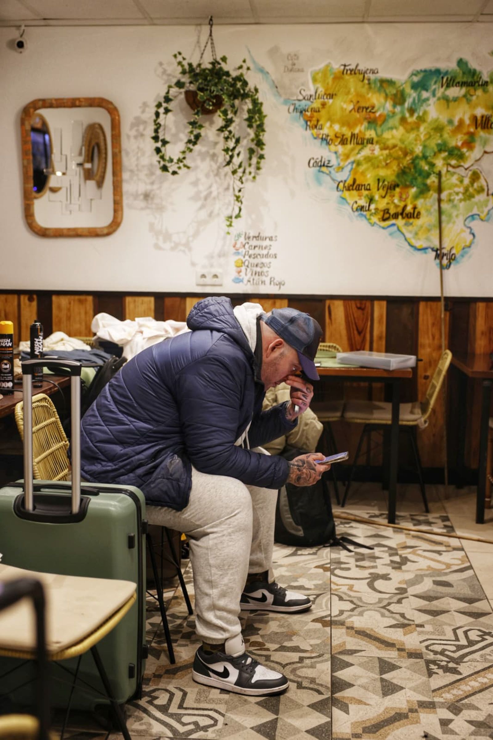 Un componente de la comparsa 'El patriota', en el bar La Isleta de la Viña, tras conocer la decisión de suspender la sesión.