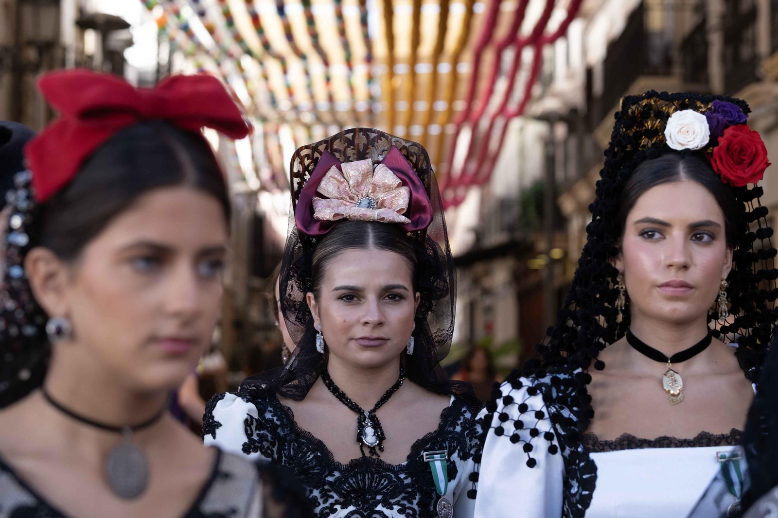 Damas goyescas durante su paso por Carrera Espinel.