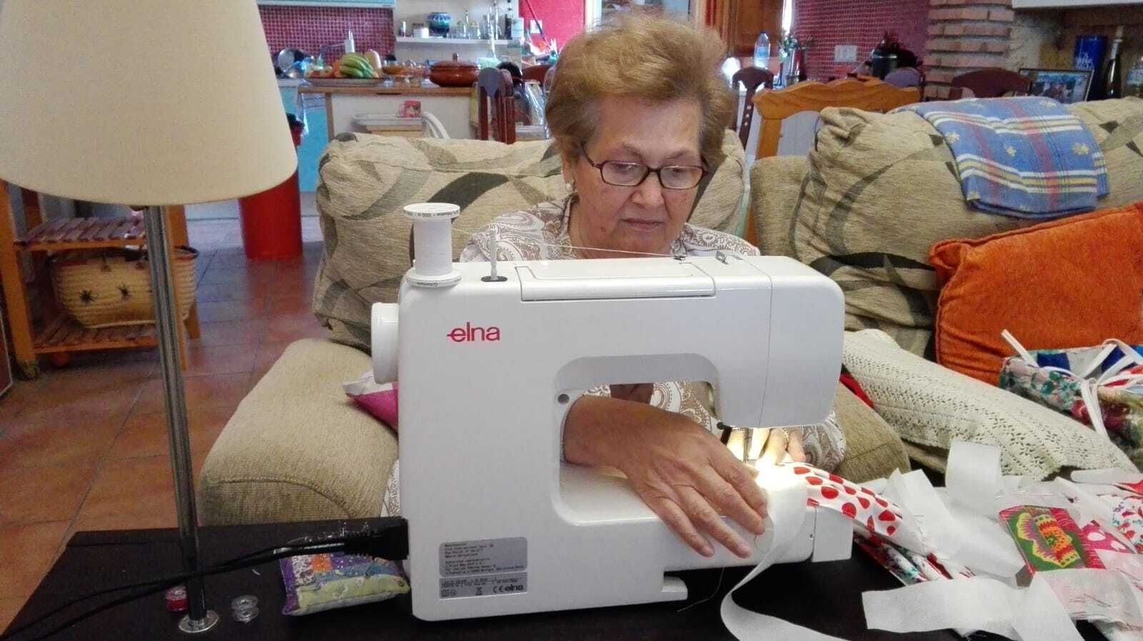 Carmela: solidaridad y mascarillas 'fashion' a sus 75 años