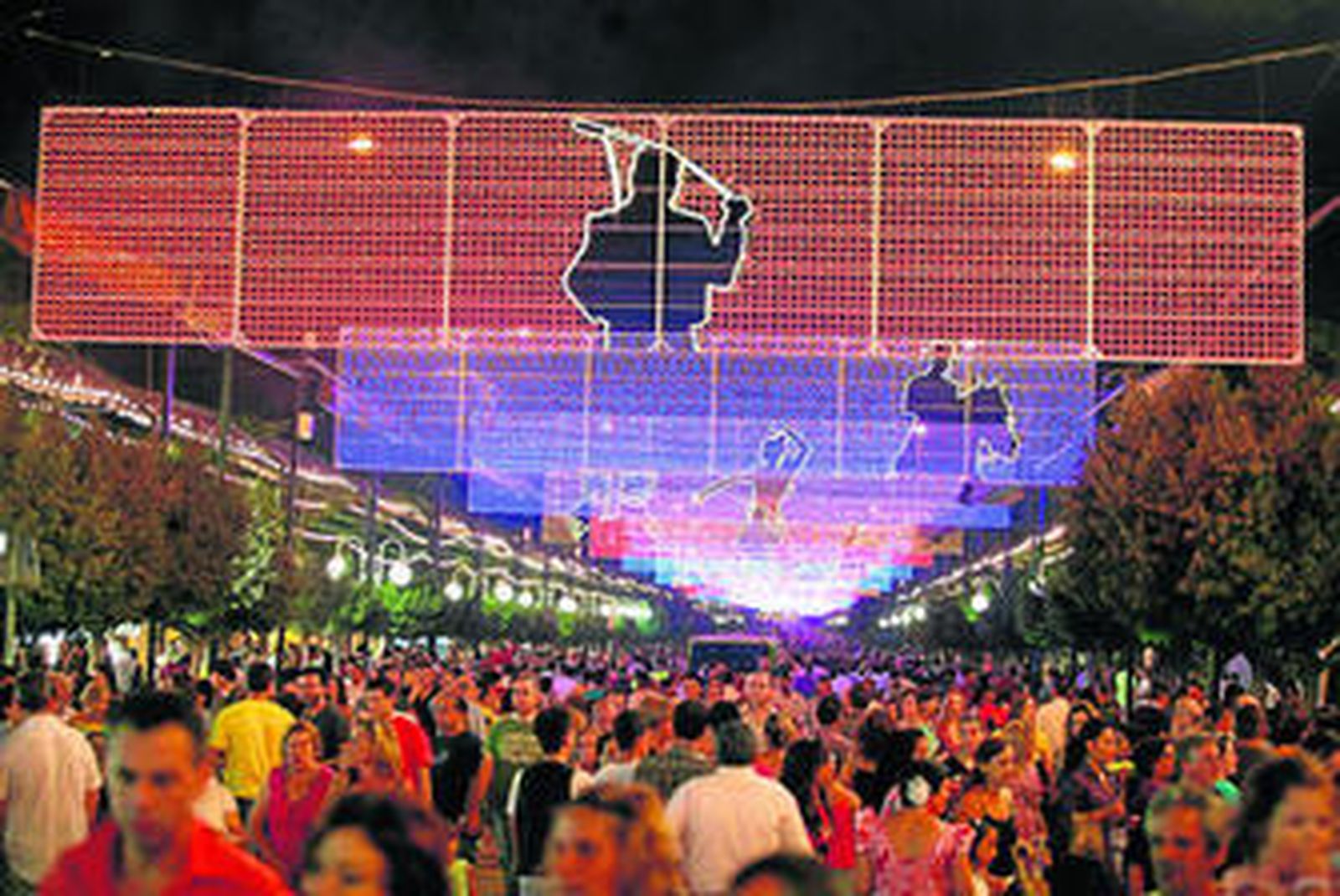 Uno de los paseos del Cortijo de Torres repleto de personas.