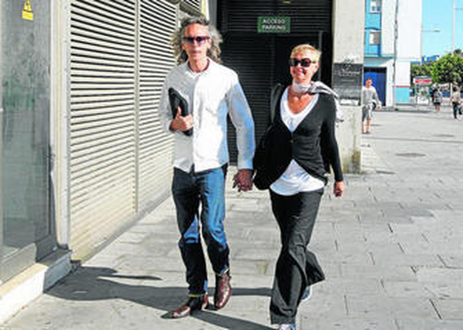 Esther Arroyo y su marido, ayer, a su llegada a los juzgados.