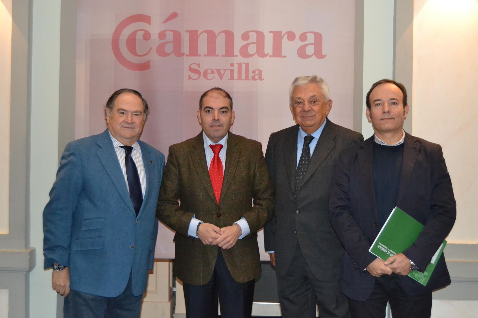 Lorenzo Amor, segundo por la izquierda, ayer en unas jornadas organizadas por la Cámara de Comercio de Sevilla.