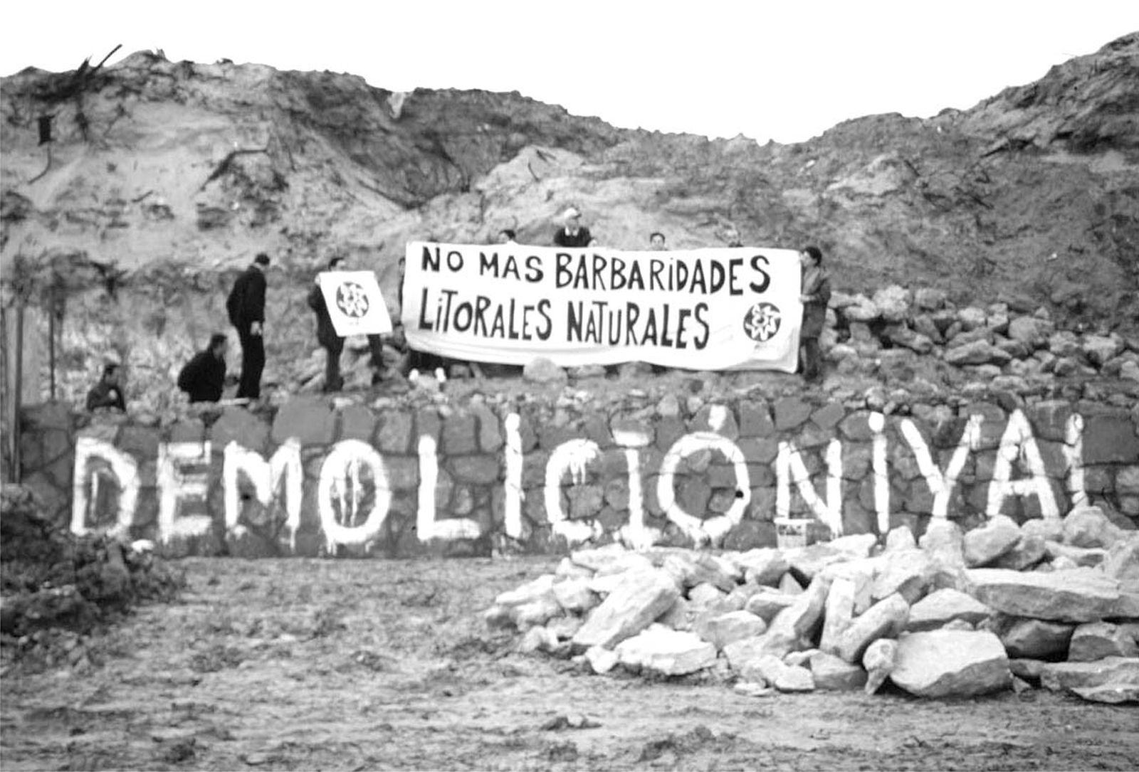 Una imagen de las protestas por las obras tras la demolición del acantilado de La Colorá.