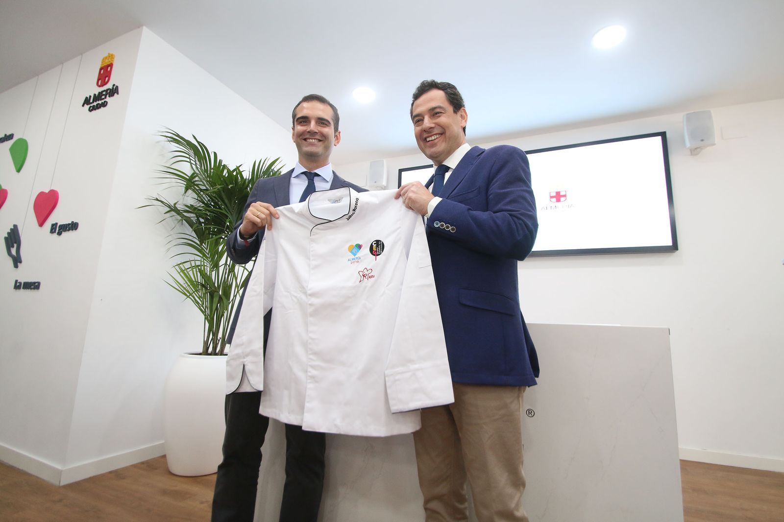 Las imágenes de la visita de Juanma Moreno a Almería