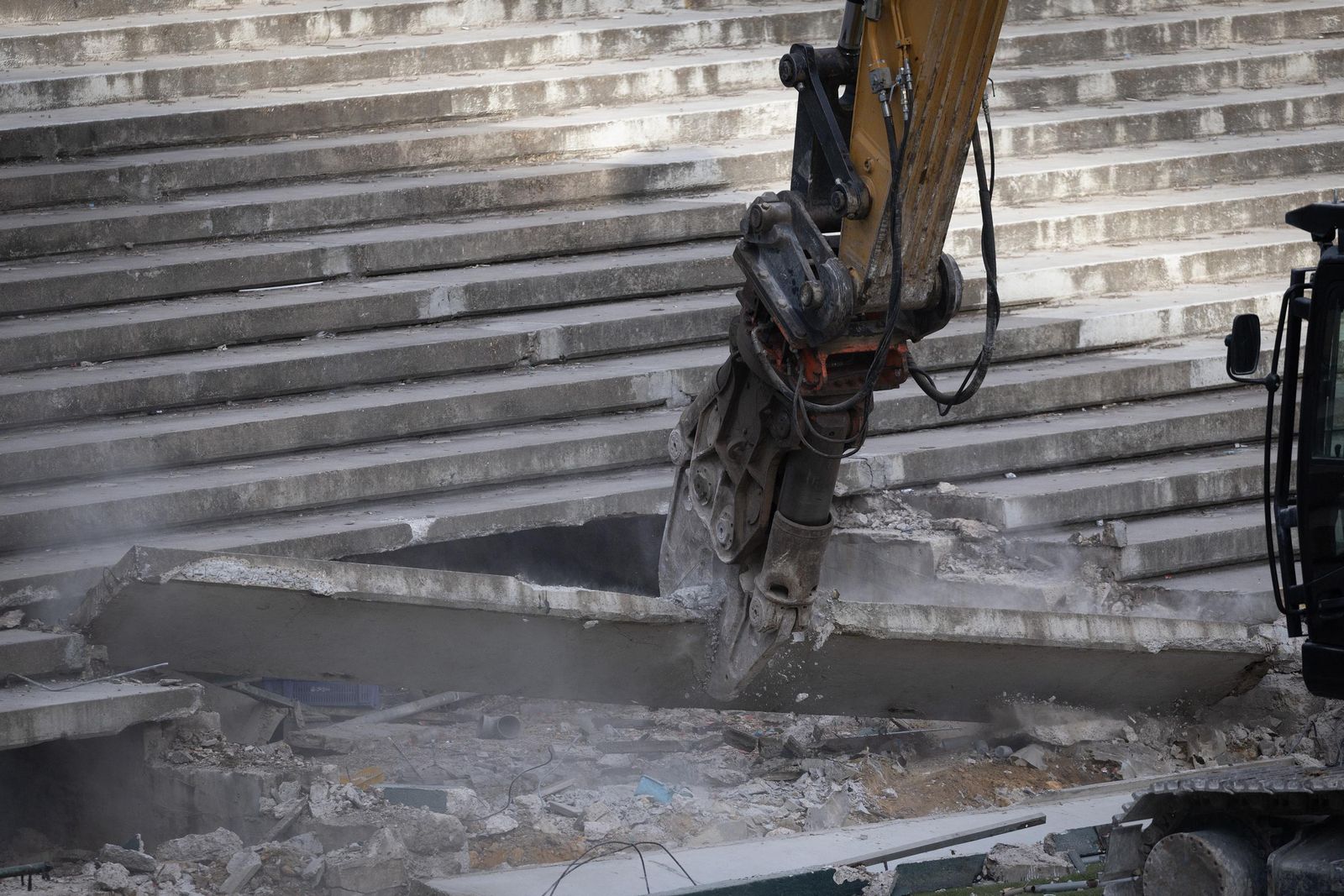 Las fotos de la demolición de la grada de Preferencia del estadio del Betis