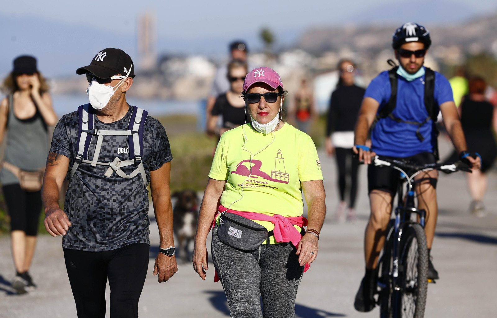 Runners y ciclistas salen al atardecer, en fotos