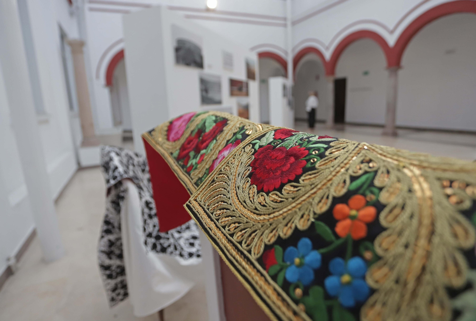 Un capote de paseo en uno de los patios del museo municipal de Algeciras.