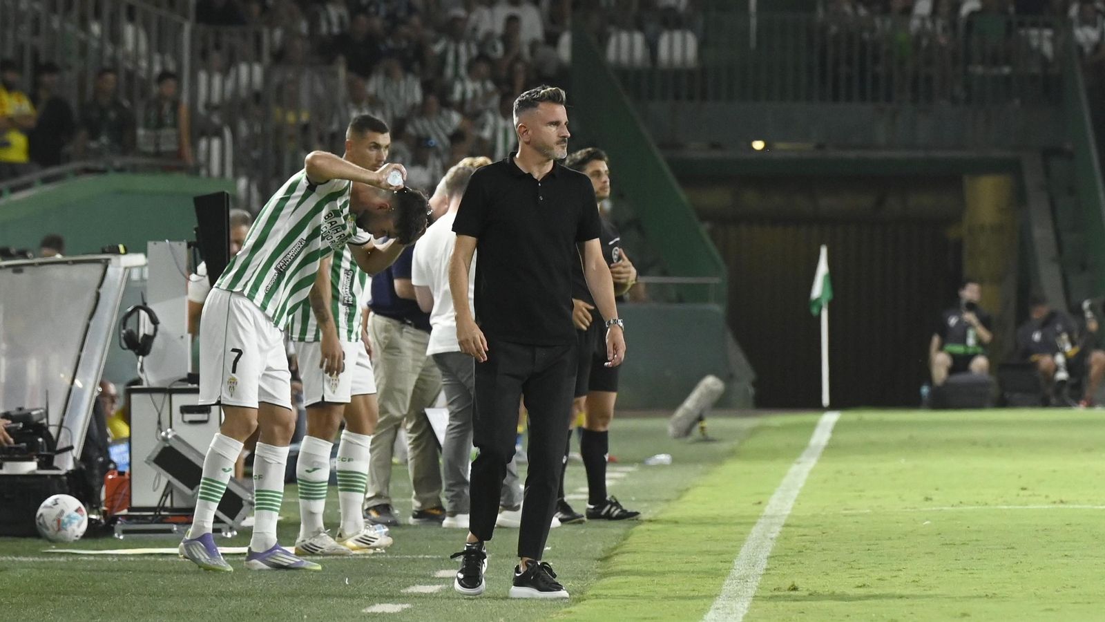 Iván Ania, atento a un lance del partido.