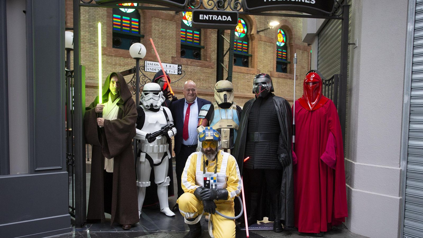 Luis Millán,  de Odeon Multicines, acompañado por la Fuerza.