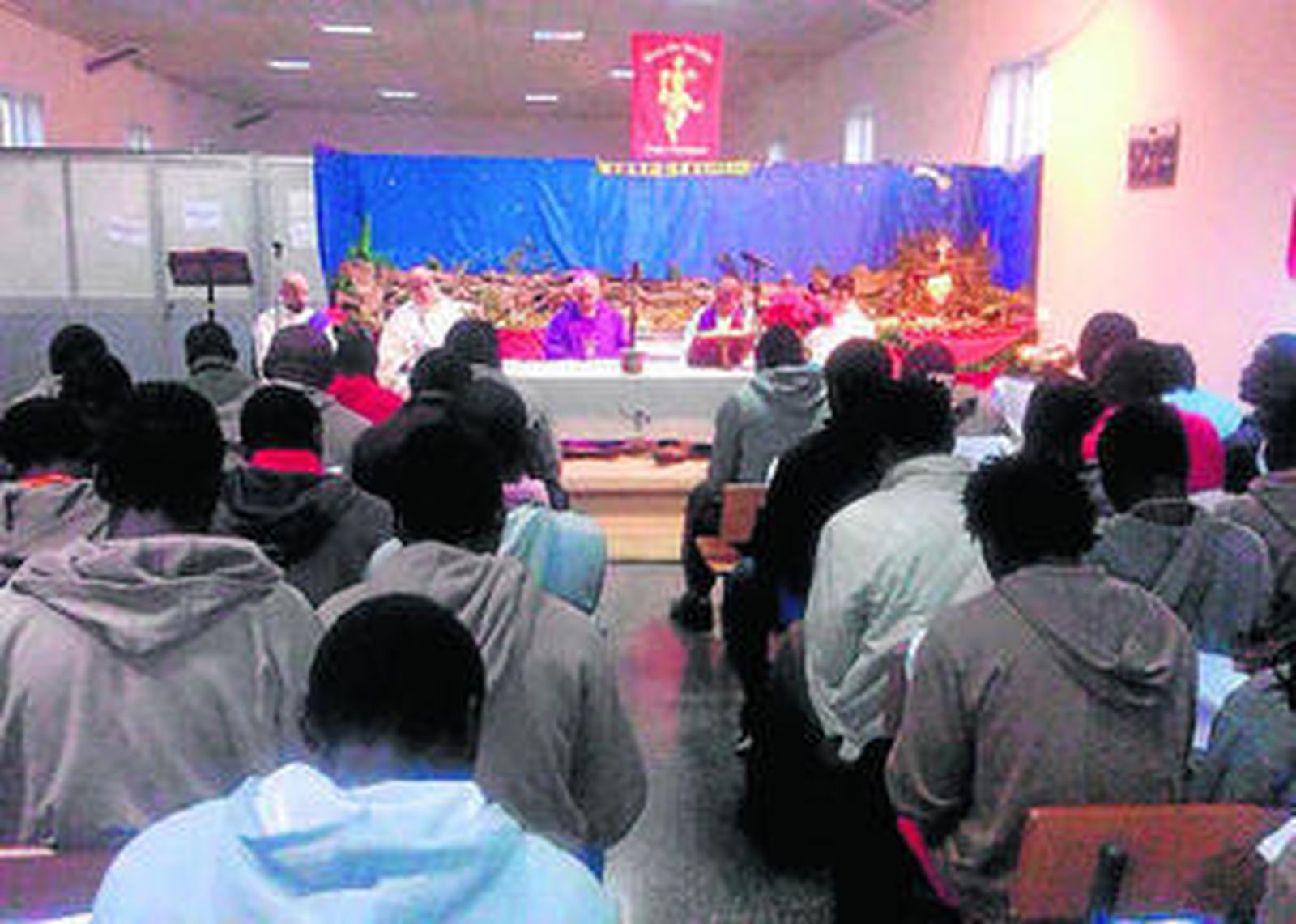 Un momento del oficio religioso oficiado en el CIE de Tarifa.