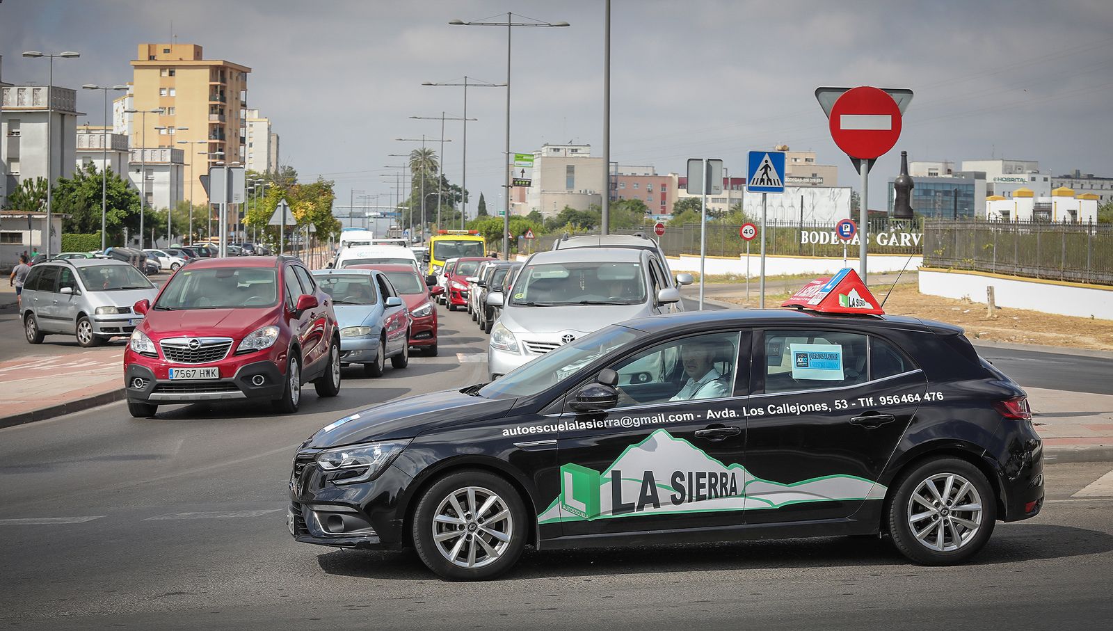 Imágenes de la caravana de protesta de las autoescuelas  por la falta de examinadores
