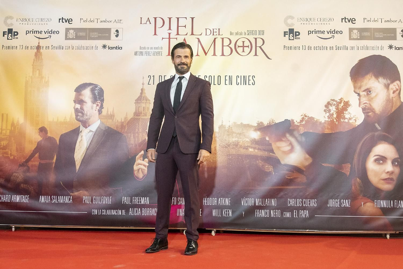 Las imágenes del preestreno de 'La piel del tambor' en Sevilla