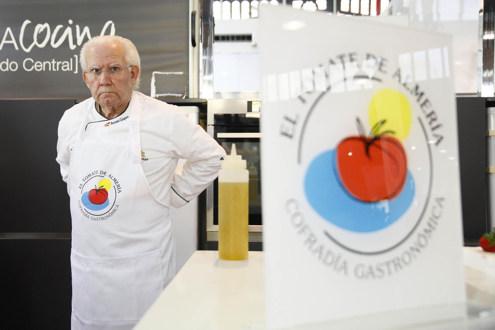 El tomate en el corazón de la cocina: Los martes gastronómicos en el mercado central de Almería, en imágenes