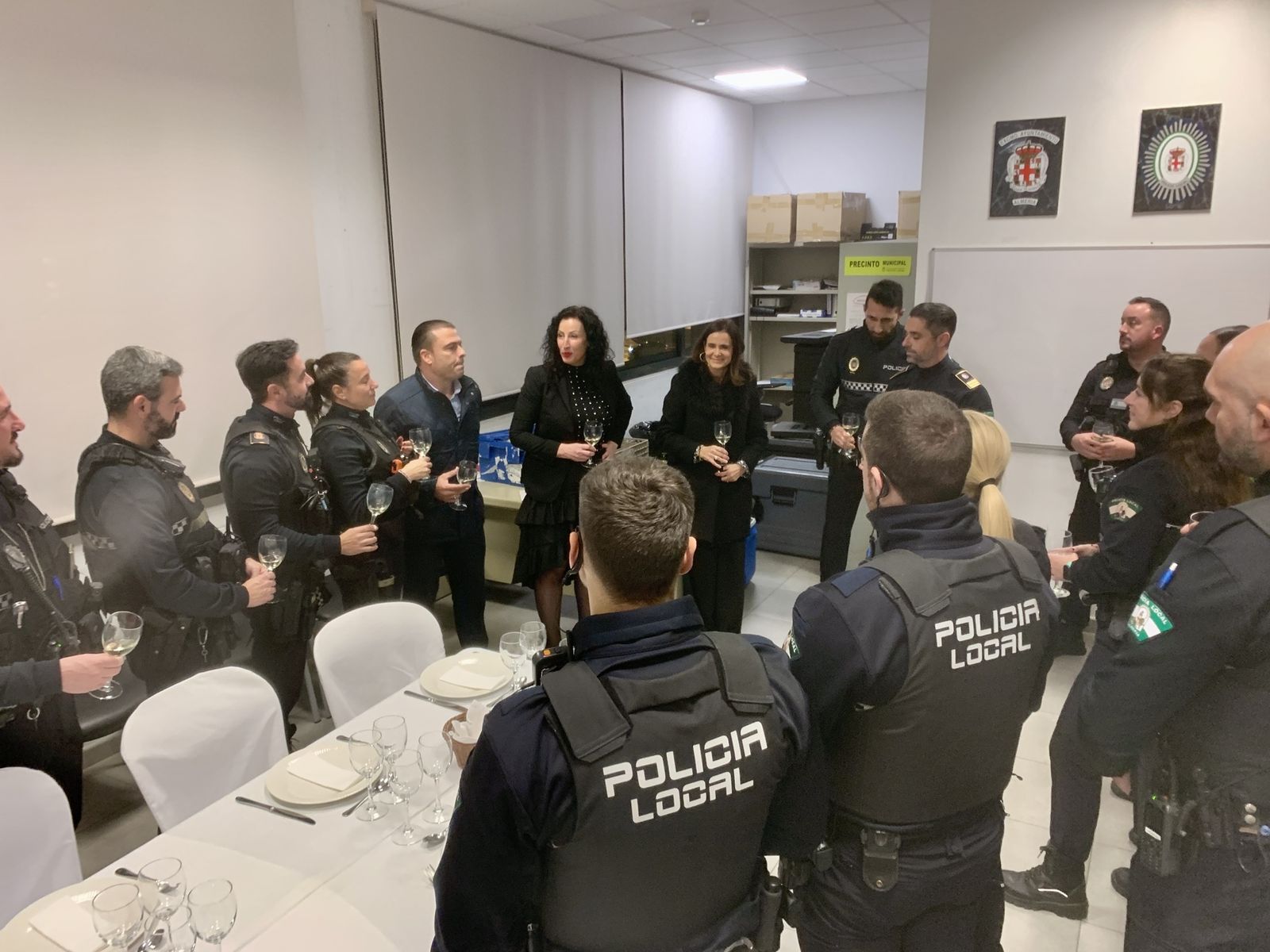 La alcaldesa felicita la Navidad al personal del Centro de Acogida y a los turnos de guardia de Bomberos y Policía Loca