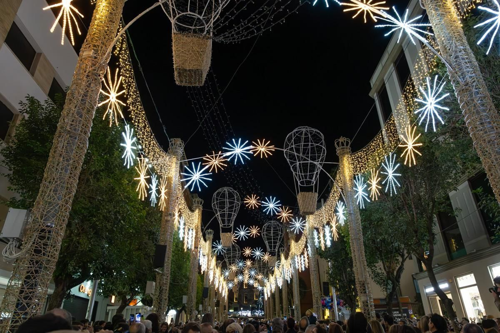 Jaén enciende su Navidad con sus habitantes echados a la calle