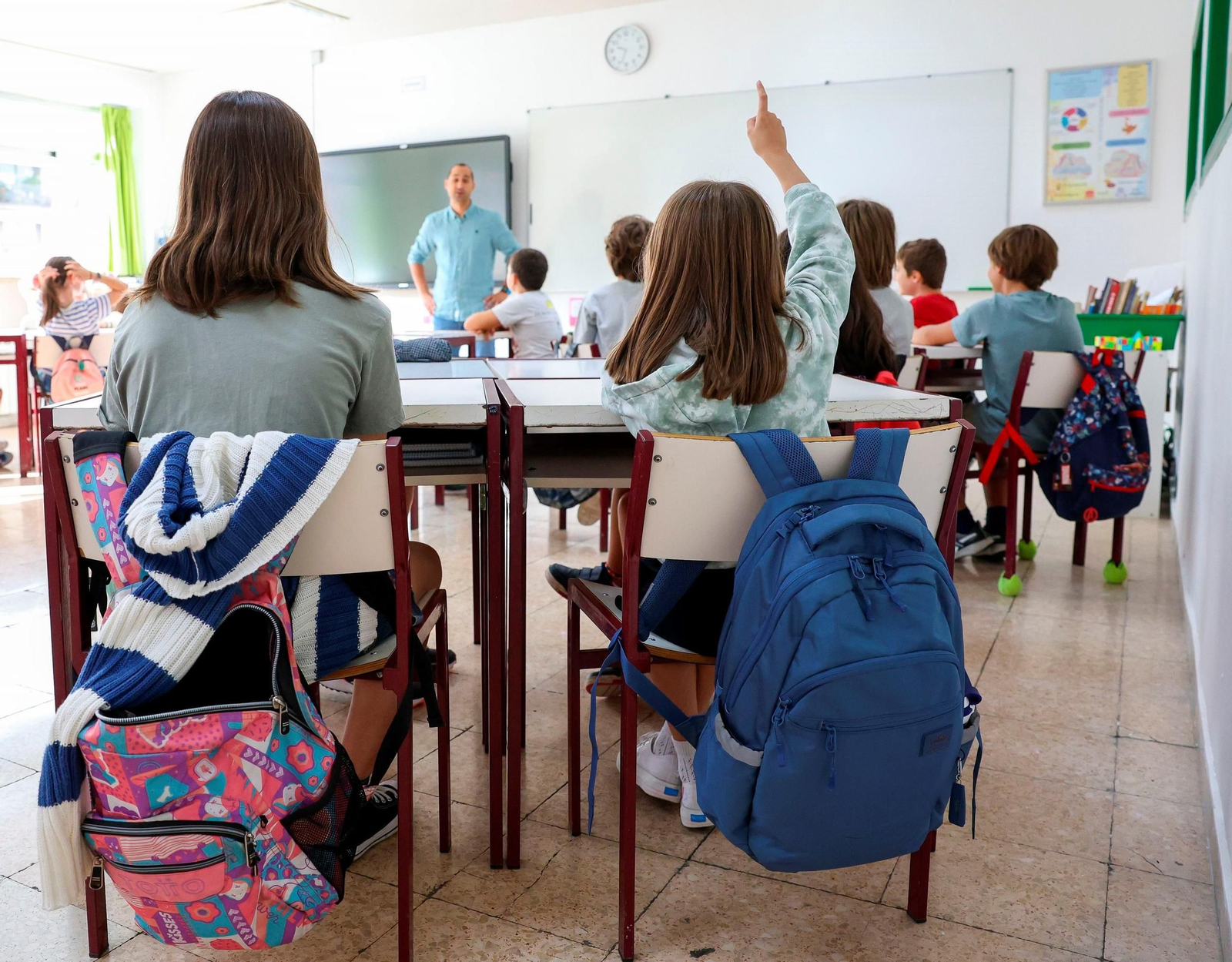 Varios niños en un aula escolar | Imagen de archivo