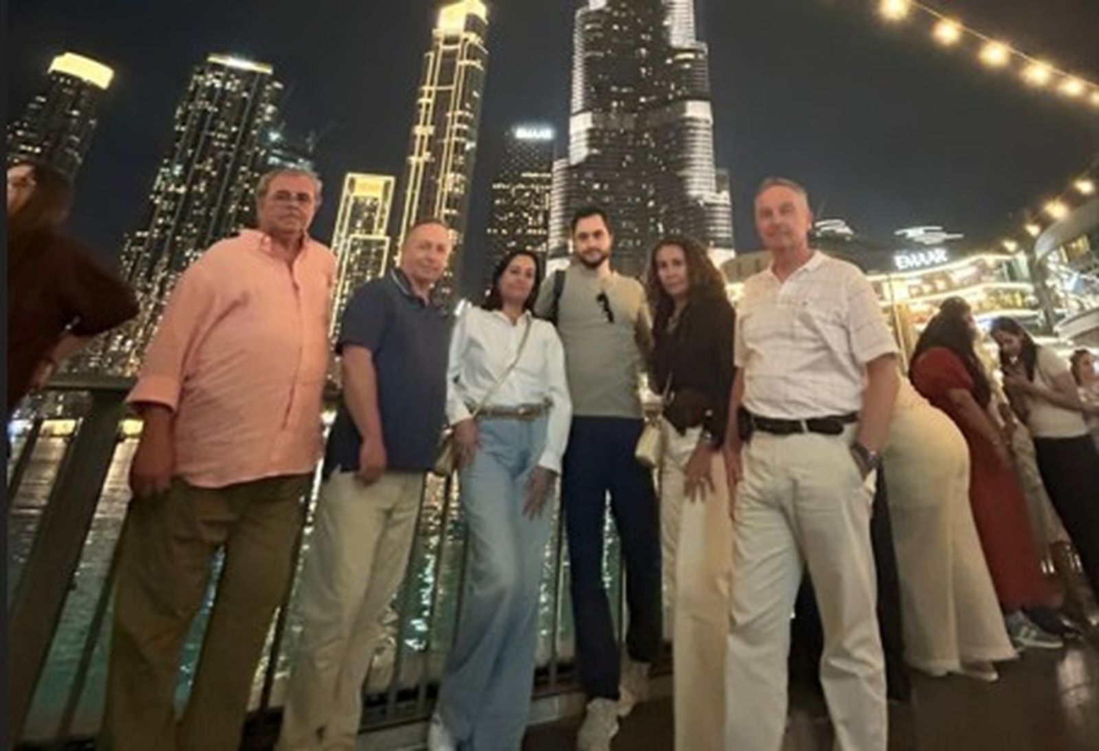 Reyes Morales, junto al grupo de sevillanos, en una de las emblemáticas zonas de Dubái.