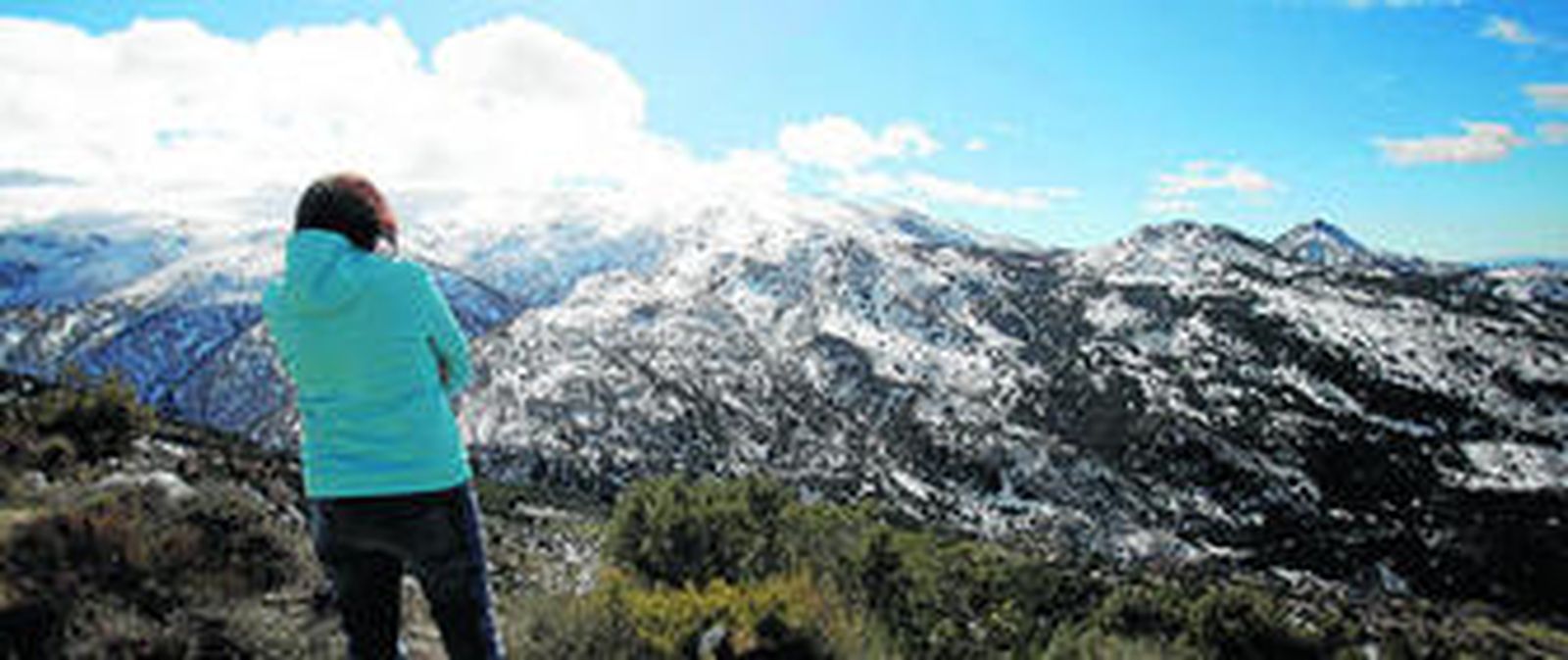 Vistas del macizo de Sierra Nevada desde la carretera que conduce a la estación de esquí.
