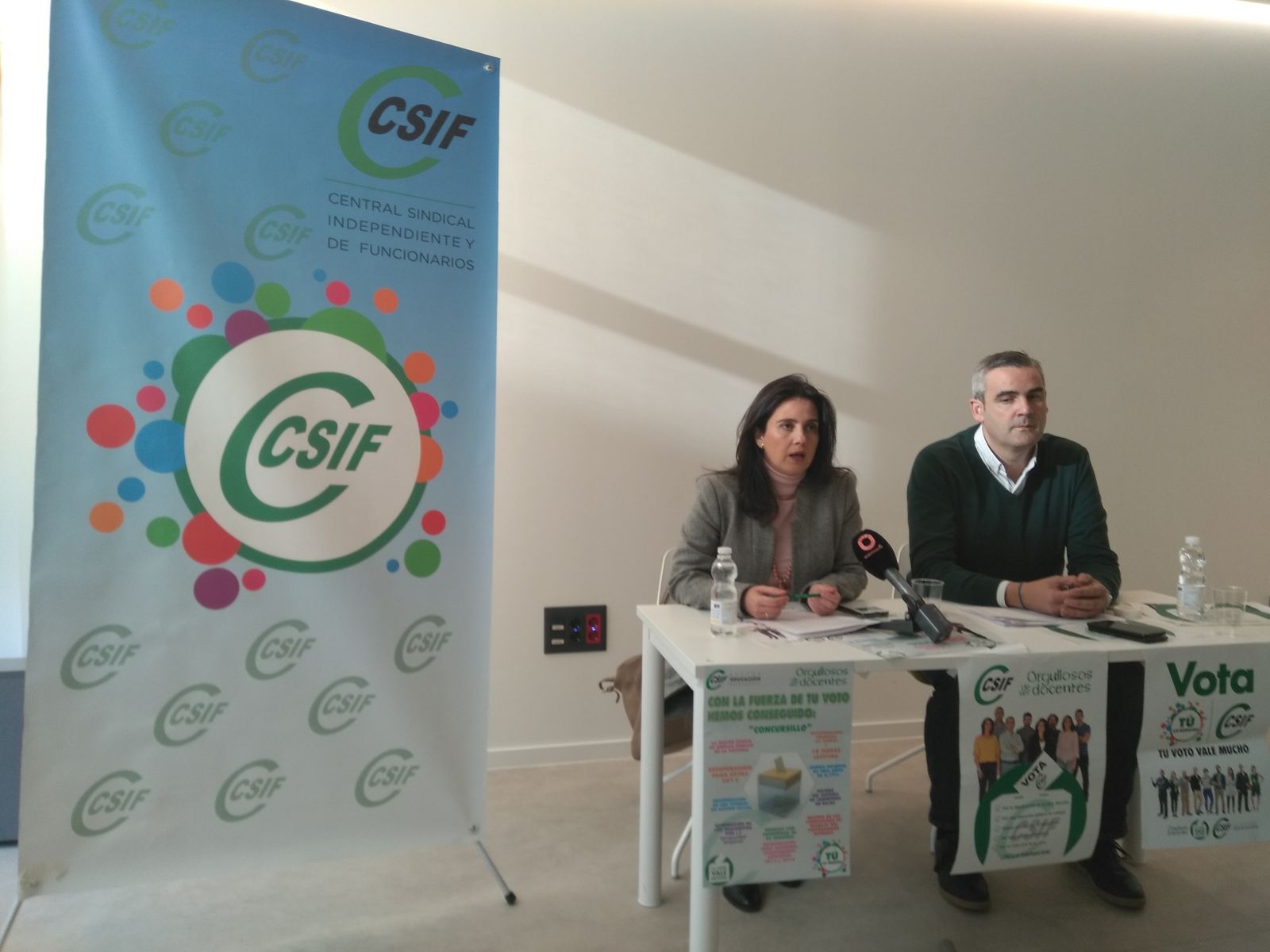 Elena García y Rafael Ramírez, en la sede de CSIF.