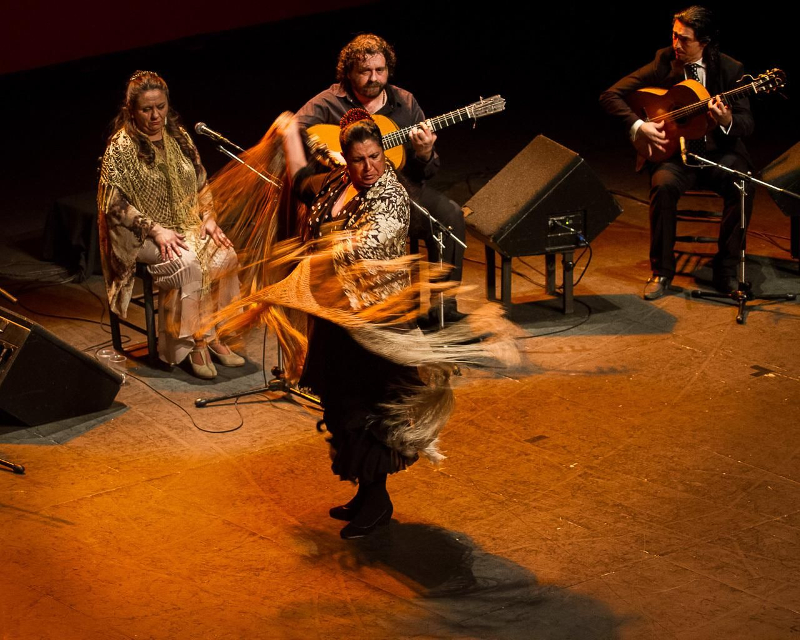 Carmen Ledesma bailó cantiñas con mantón.