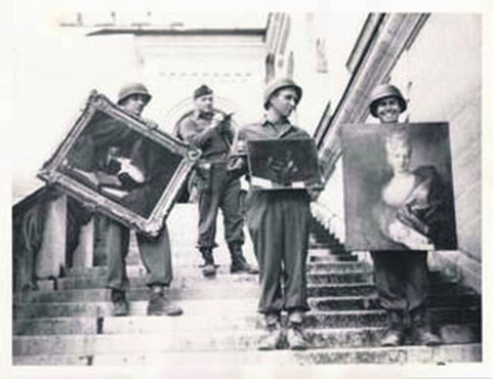 Miembros de los 'Monuments Men' posan con obras de arte recuperadas.